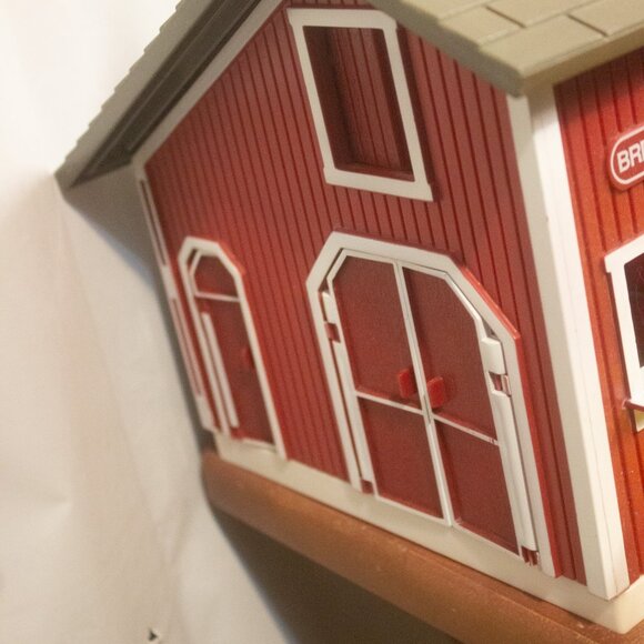 Breyer Stablemates Red Stable & 2 Horses Set - Picture 7 of 12